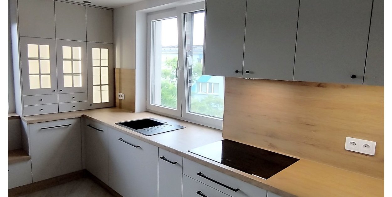Perfekcja w detalu: Jak meble na wymiar zmieniają funkcjonalność kuchni i łazienki